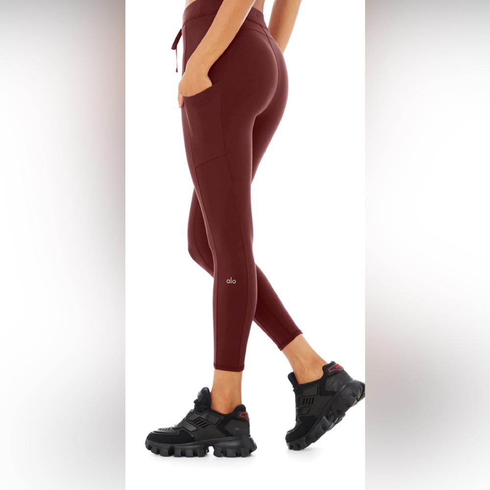 NWT ALO YOGA CHECKPOINT LEGGING - it sculpts and smoothes flawlessly